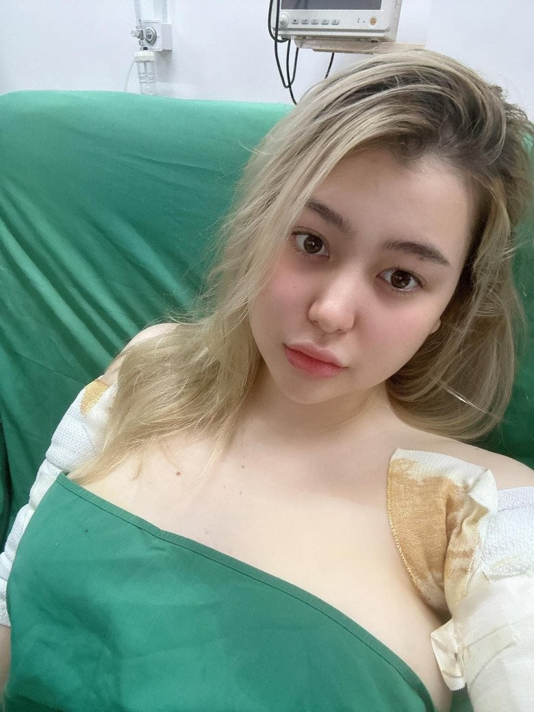 Bông hồng lai Việt Mỹ chịu chơi khi cùng lúc thực hiện ca đại phẫu siêu lớn.