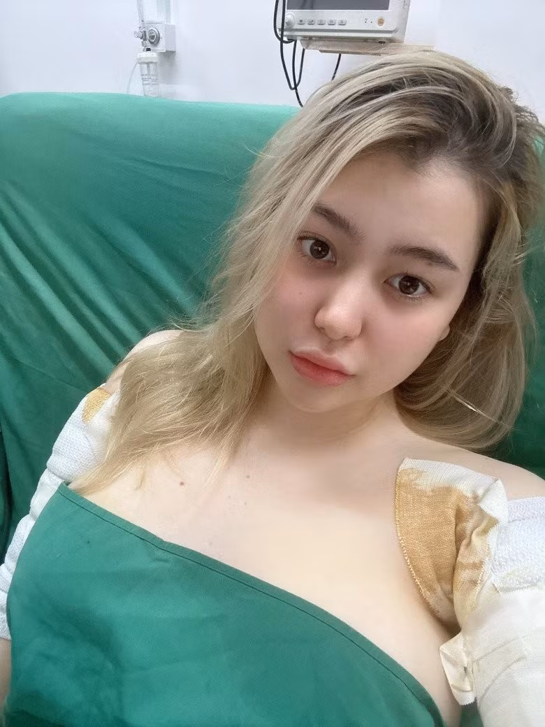 Bông hồng lai Việt Mỹ chịu chơi khi cùng lúc thực hiện ca đại phẫu siêu lớn.