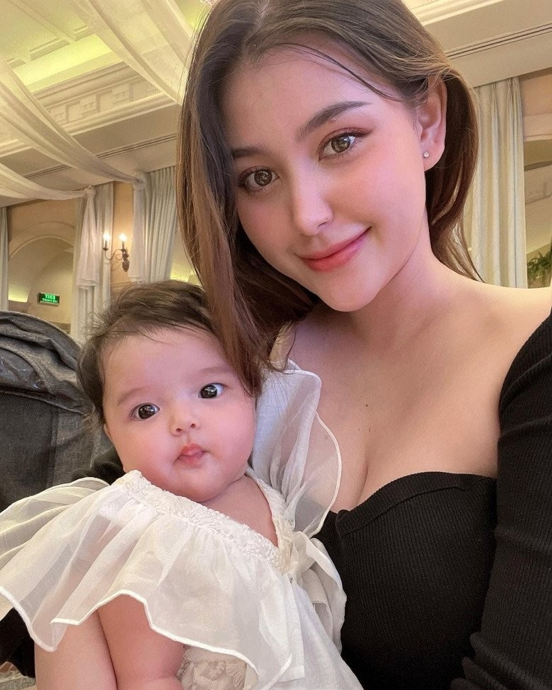 Wilson Nhật Anh, hay còn gọi là Sunna là hot girl lai nổi đình đám Sài thành.