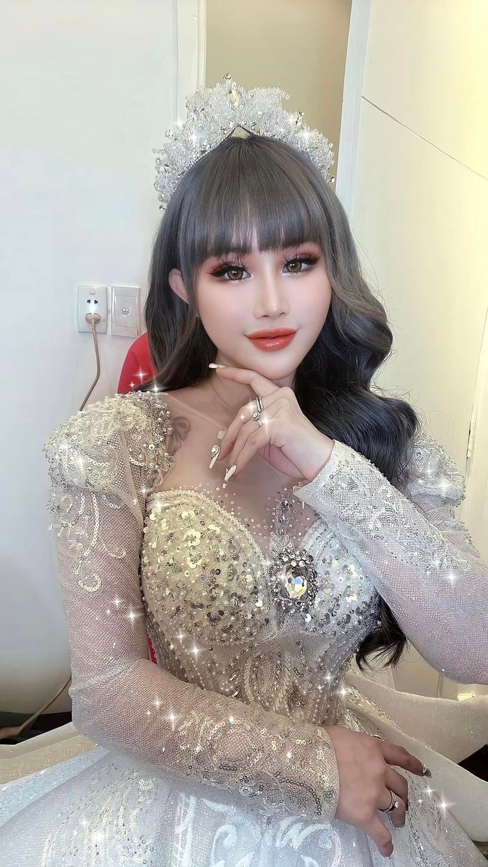 Mới đây, hot girl Trần My lại tiếp tục tổ chức linh đình hôn lễ tại một khách sạn hạng sang. Cô diện một chiếc váy cưới màu trắng lộng lẫy, với các viên đá được đính lấp lánh.