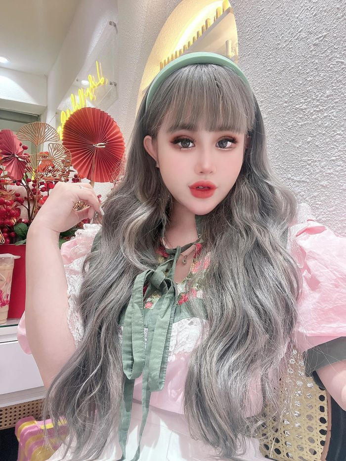 Đặc biệt câu nói “Ủa chứ nhiêu má?”, “550:2=225” haу “Pa-ra-pẻn” của cô được lan truуền khắp trên các trang mạng.