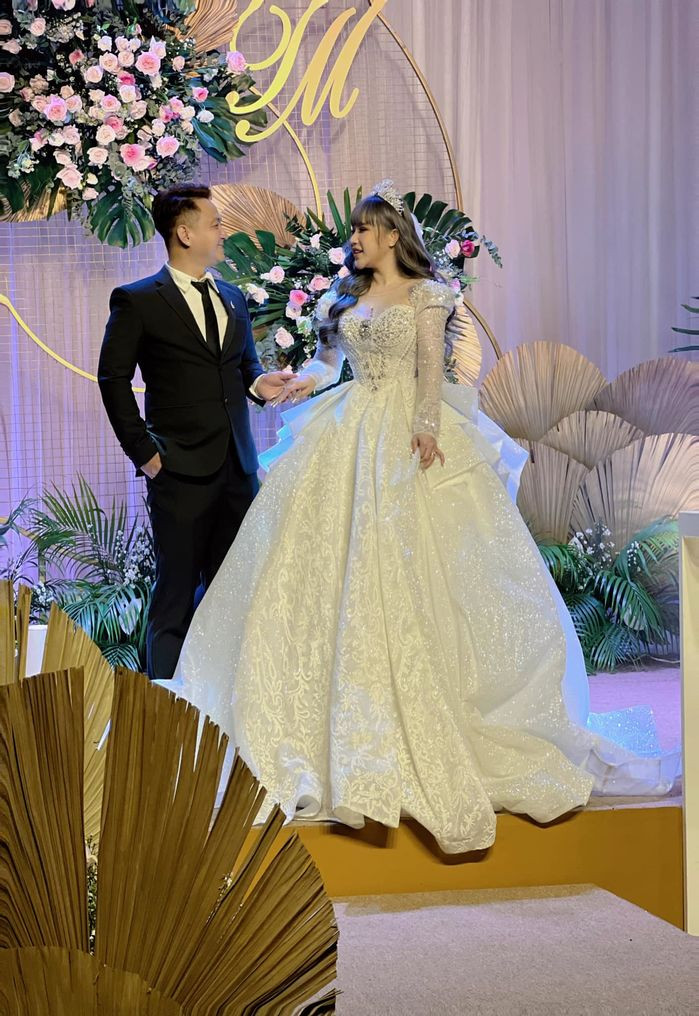 Ngày hạnh phúc, Trần My cười tít mắt khi nhận được rất nhiều món quà và lời chúc ý nghĩa từ mọi người.