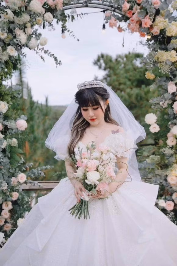 Có vẻ như "hot girl livestream" đã chọn cách sống yên bình và bớt đi những drama so với trước. Ảnh: Tổng hợp