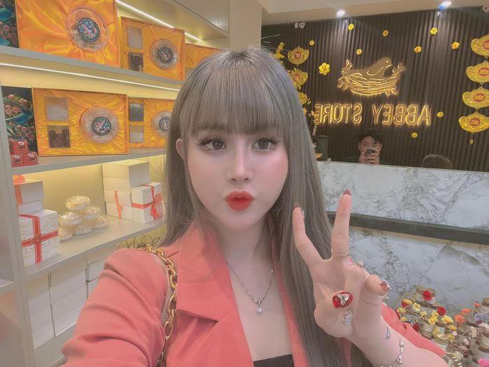 Bẵng đi 1 thời gian, cô trở nên im hơi lặng tiếng và ít xuất hiện trước truyền thông hơn.