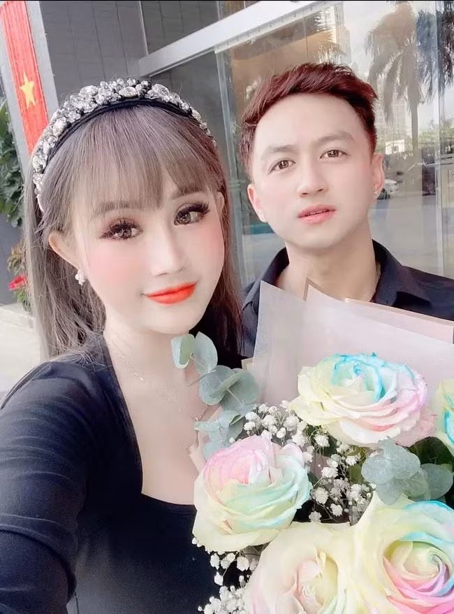 Người đẹp cũng gây chú ý khi có ồn ào với Trang Nemo - một hiện tượng mạng khác.