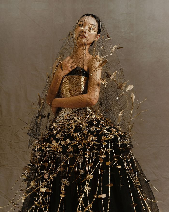 Sau khi đón nhận sự quan tâm lớn, danh tính của nam sinh này cũng lộ diện. Được biết anh chàng tên Phan Huy, sinh năm 1999, học chuyên ngành Thiết kế thời trang, trường Đại học Kiến trúc TP.HCM.