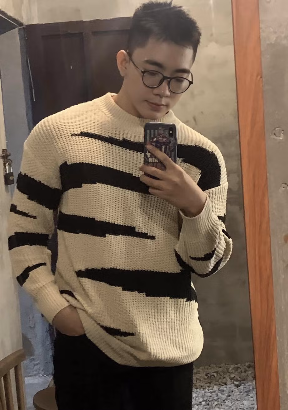 Theo chia sẻ của cậu chàng trên trang cá nhân, bộ sưu tập lần này được lấy cảm hứng từ bức tranh La moyenne région của hai tác giả người Việt là danh hoạ Hoàng Tích Chù và Nguyễn Tiến Chung.