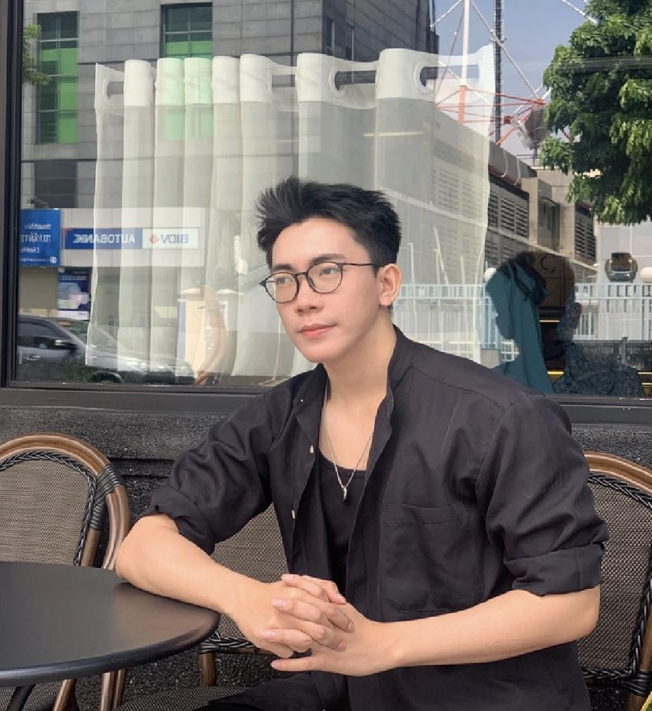 Đây là một bức tranh sơn mài miêu tả lại cảnh đẹp hùng vĩ, rực rỡ dưới ánh hoàng hôn của những cánh đồng tại Việt Nam.