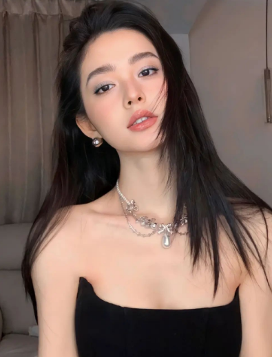 Ying Ning sinh năm 1999, cô vốn là hoa khôi của Học viện Mỹ thuật Tây An.