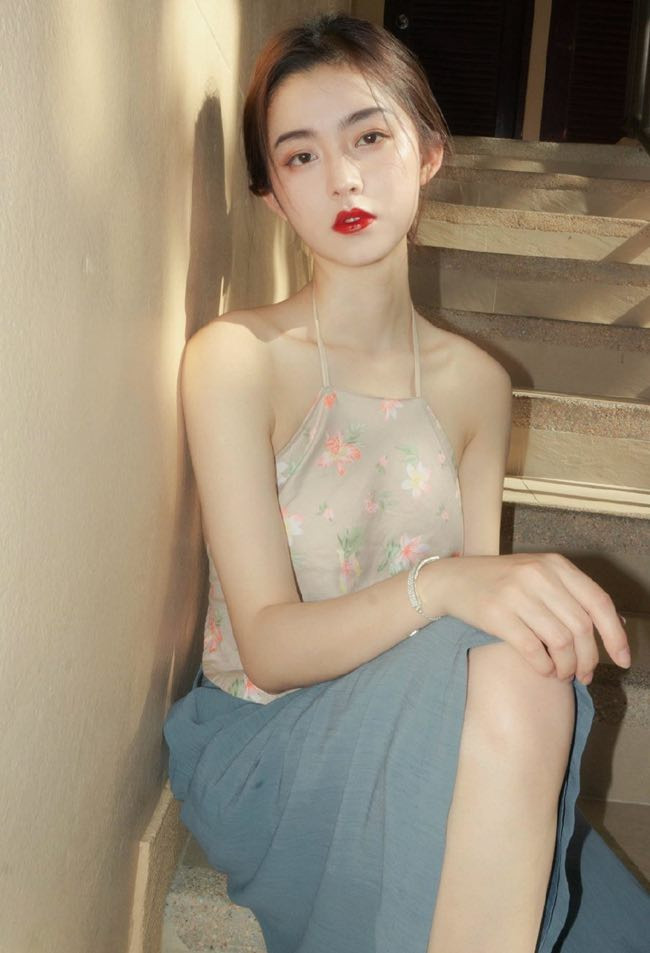 Sở hữu chiều cao 1m69, cùng vóc dáng "mình hạc xương mai", người đẹp Ying Ning thường xuyên chưng diện những thiết kế nửa kín nửa hở.