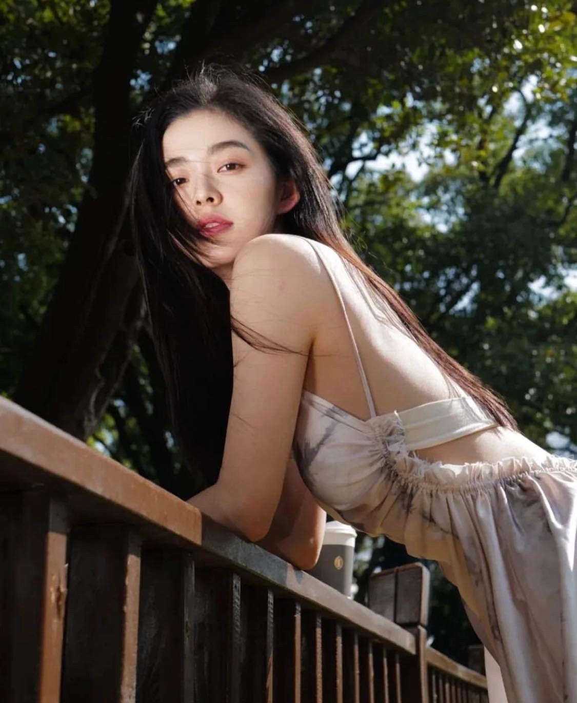 Sau nổi tiếng với danh xưng "nữ thần tắm suối", Ying Ning thường xuyên khoe hình ảnh phô vóc dáng hơn.