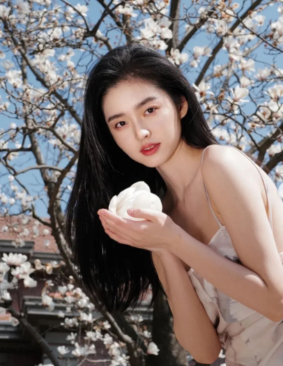 Cô còn nhận được nhiều lời khen của người hâm mộ bởi lối ăn vận nhẹ nhàng, nữ tính, đầy quyến rũ.