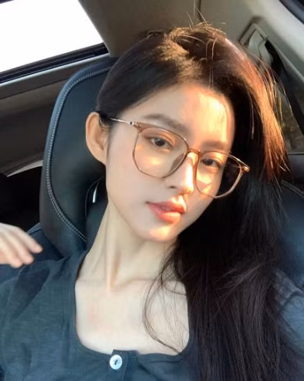 Mặc dù gây thất vọng vì vóc dáng khẳng khiu, thiếu sức sống thế nhưng Ying Ning vẫn hút ánh nhìn vì thần thái cực đỉnh.