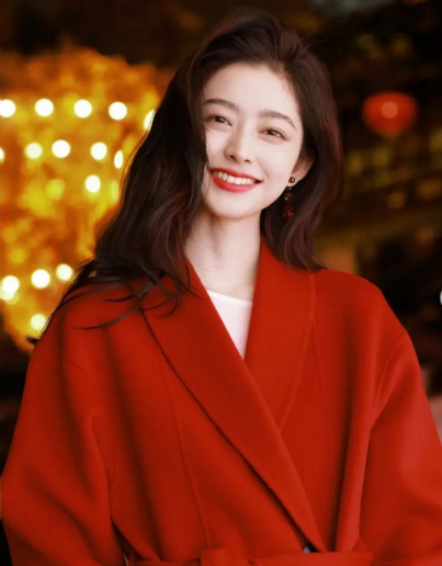 Là hoa khôi của Học viện Mỹ thuật Tây An, Ying Ning gây ấn tượng bởi làn da trắng sứ, đôi môi đỏ mọng tầm xuân, khiến người nhìn khó lòng rời mắt.