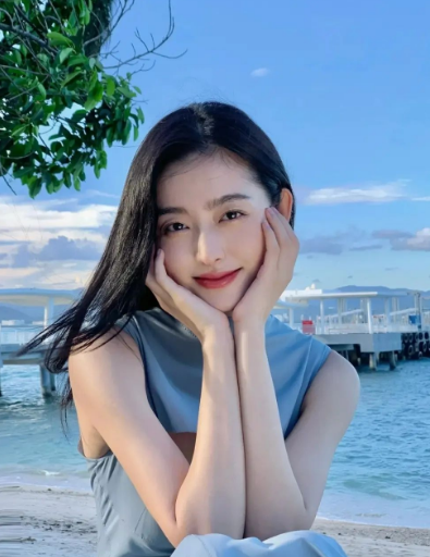 Ở ngoài đời, hot girl chuộng gu mặc gợi cảm có chừng mực, được khen đẹp hút hồn.