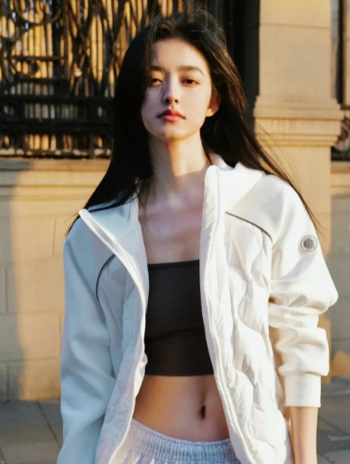 Không cần vẻ đẹp đầy đặn, nét mảnh mai của Ying Ning vẫn đủ khiến người ta khó lòng rời mắt.