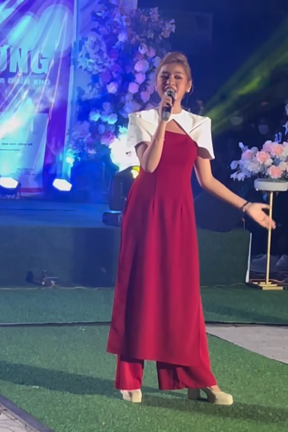 Trần Thanh Tâm đã diện trang phục áo dài cách tân tông đỏ khi đi diễn show ở tỉnh.