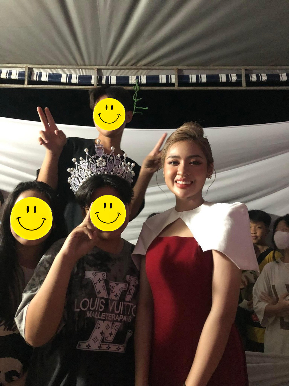 "Á hậu 6" MFI 2022 được nhiều fan nhận ra và vây kín xin chụp ảnh. Cảnh tượng này khiến fan sắc đẹp cũng không khỏi bất ngờ.