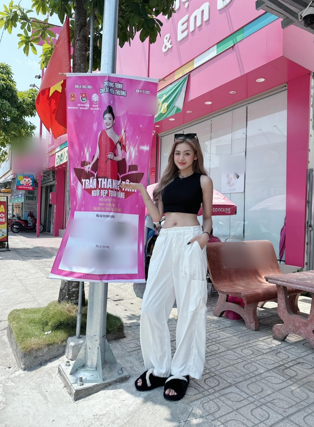 Ngoài ra, hot girl sinh năm 2000 cũng đang gây tranh cãi khi "nhận vơ" danh "Người đẹp toàn năng" để xuất hiện tại các show tỉnh lẻ.