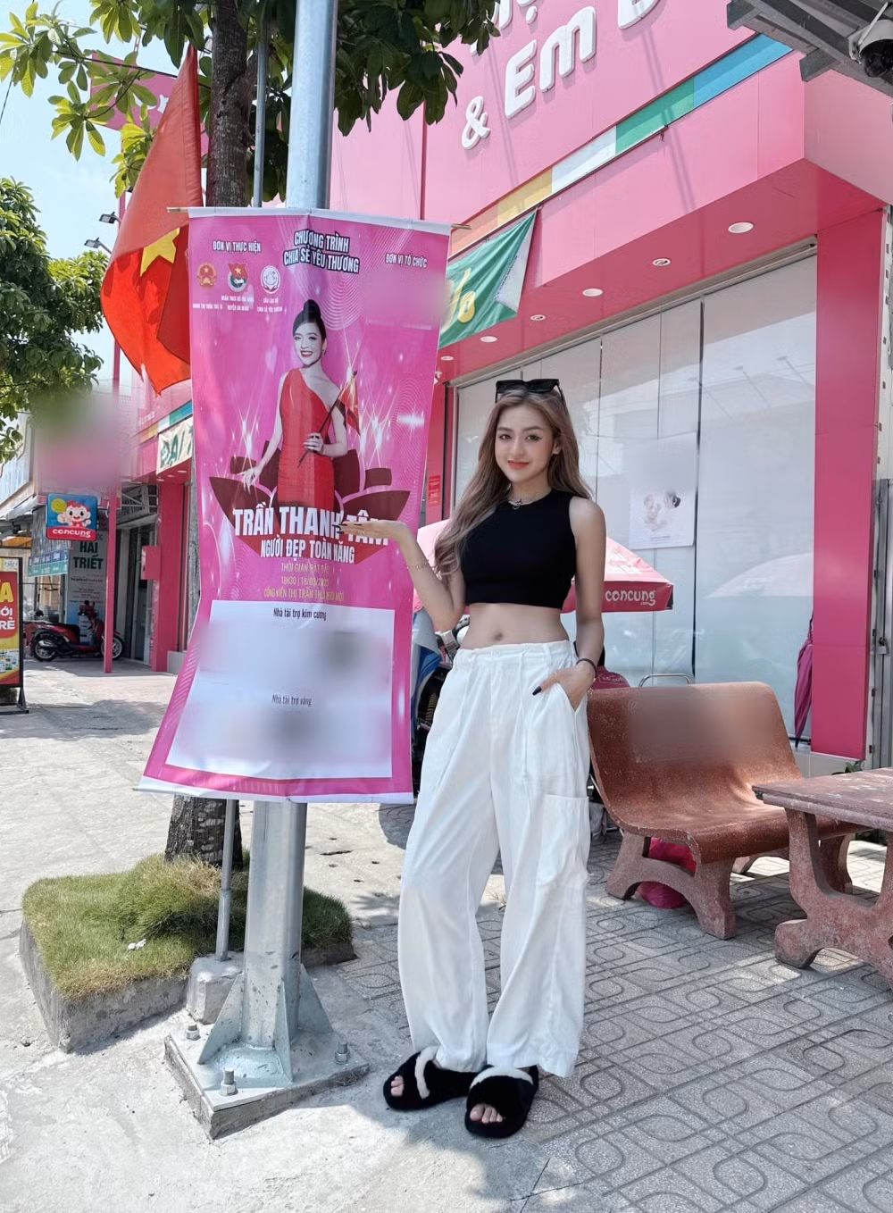 Ngoài ra, hot girl sinh năm 2000 cũng đang gây tranh cãi khi "nhận vơ" danh "Người đẹp toàn năng" để xuất hiện tại các show tỉnh lẻ.