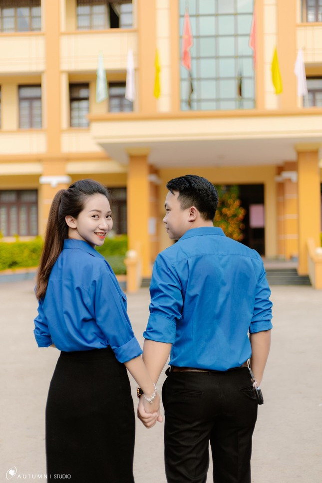 Bộ ảnh cưới đậm chất Đoàn Thanh niên của cặp đôi Xuân Đông và Thanh Xuân được chia sẻ khá nhiều thời điểm đó.