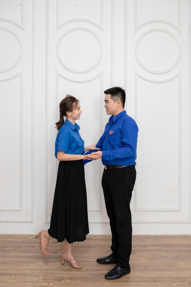 Được biết trước đó, Quyền và Tươi quen nhau khi học cùng trường cấp 3. Sau đó, cả hai cùng tham gia các hoạt động ngoại khóa, hoạt động tình nguyện do trường tổ chức nên đã dần nảy sinh tình cảm.