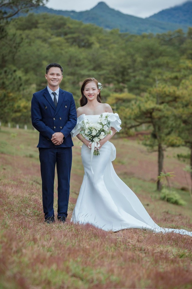 Nhưng sau những lần đi công tác chung, cùng nhau tổ chức các hoạt động, mối quan hệ của cả 2 bắt đầu khăng khít hơn và anh Phong chia sẻ, anh cũng đã nảy sinh tình cảm với chị Tuyết sau khoảng 4 tháng làm việc chung. Ảnh: Tiền phong