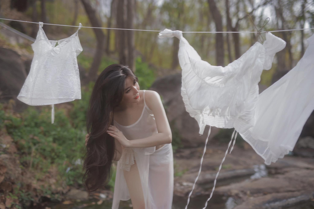 Vốn có thân hình chuẩn đẹp đồng hồ cát, Võ Ngọc Trân càng cuốn hút hơn trong những khoảnh khắc chụp hình. Ảnh: FBNV