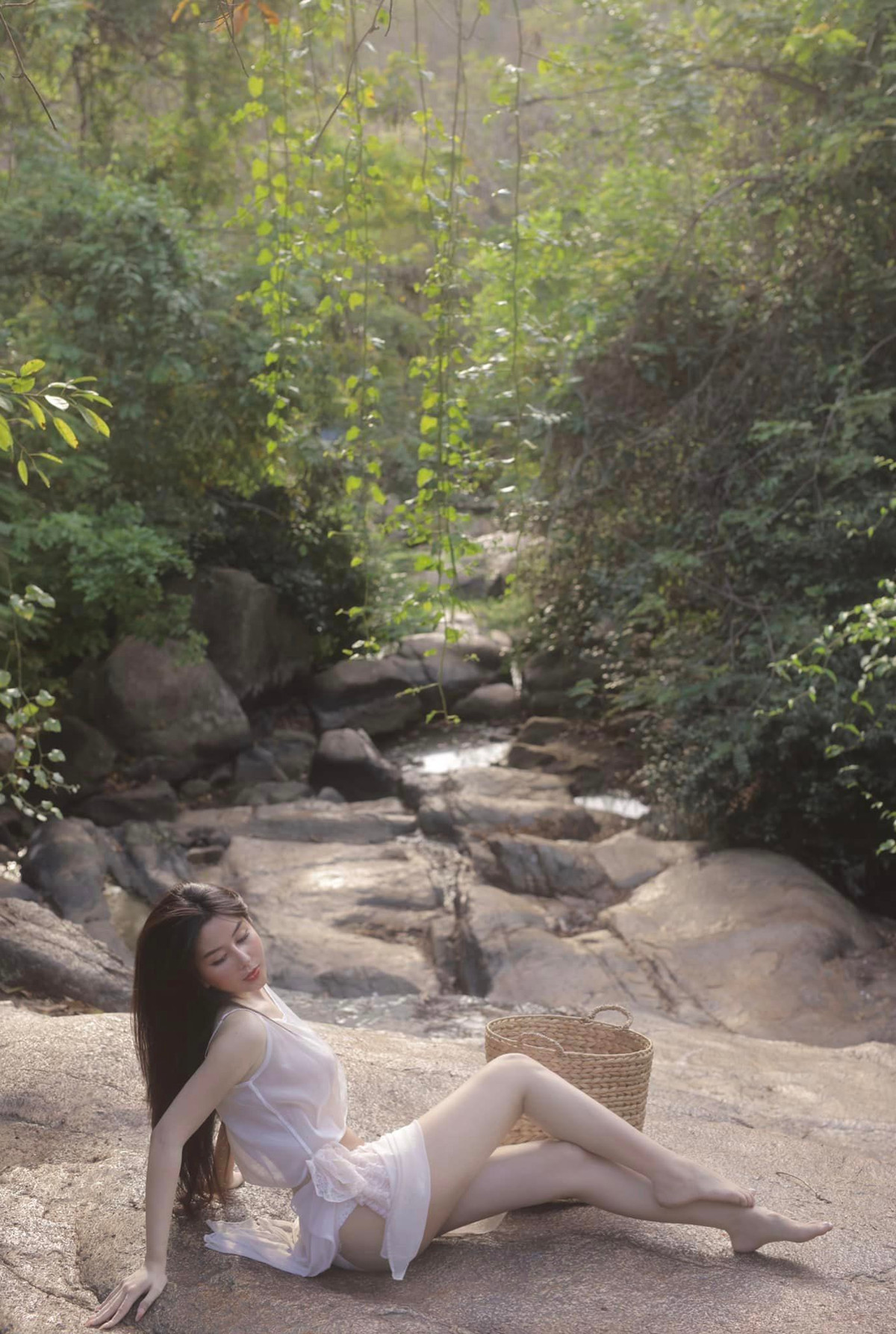 Khung cảnh thiên nhiên hoang sơ, xanh mát càng tôn lên chủ thể trong bức hình.