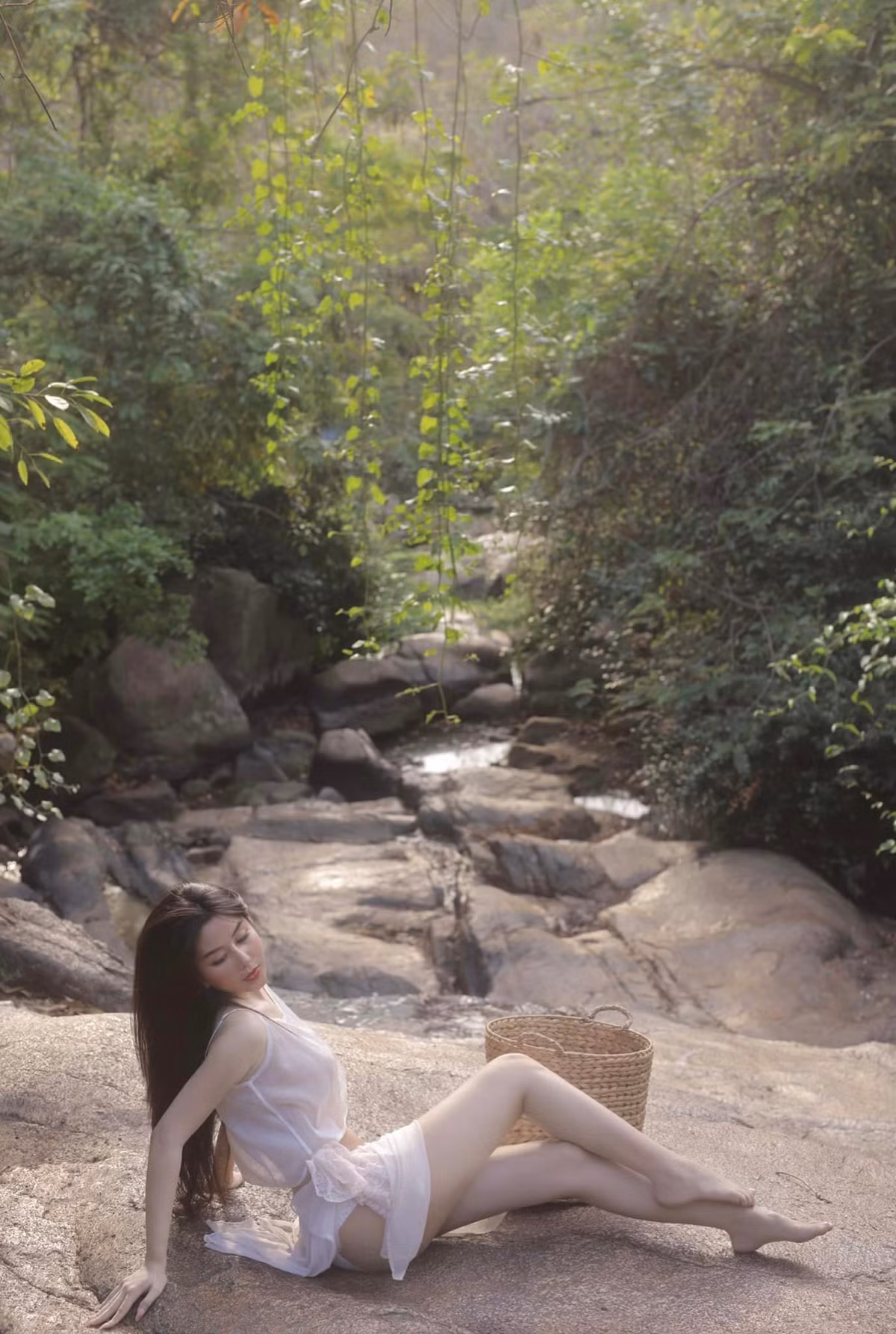 Khung cảnh thiên nhiên hoang sơ, xanh mát càng tôn lên chủ thể trong bức hình.