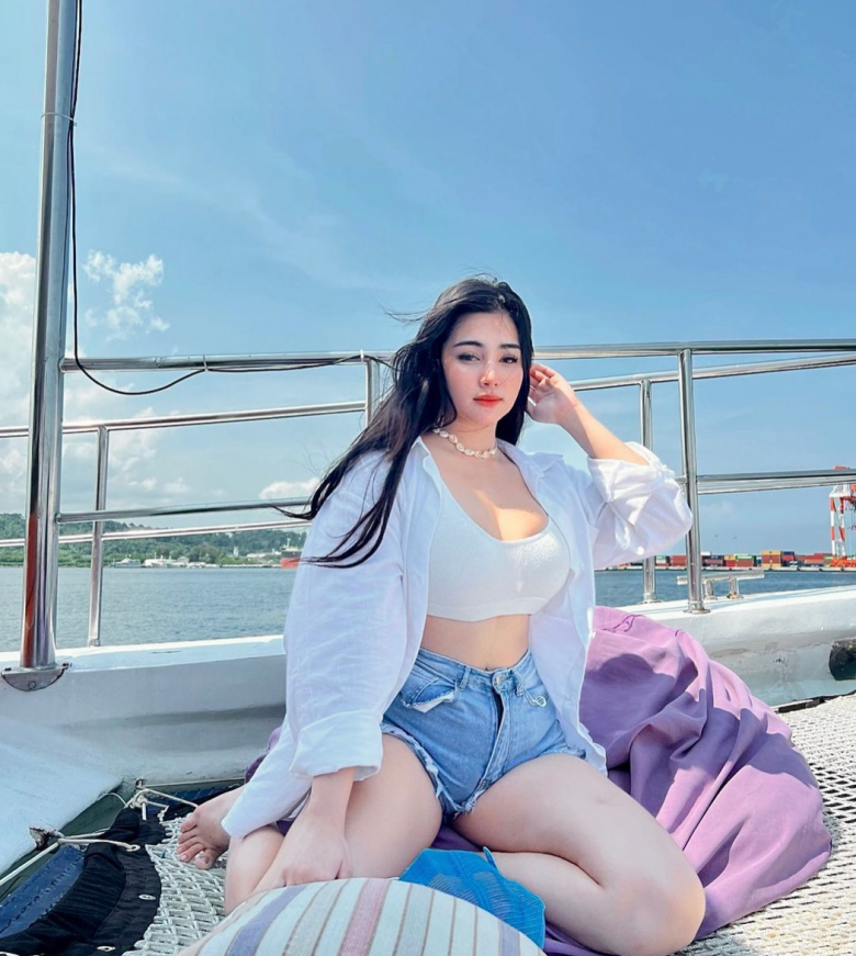 Dù có dáng người "phồn thực" nhưng Shaine vẫn được khen ngợi với hình thể quyến rũ và nhan sắc xinh đẹp như nữ thần.