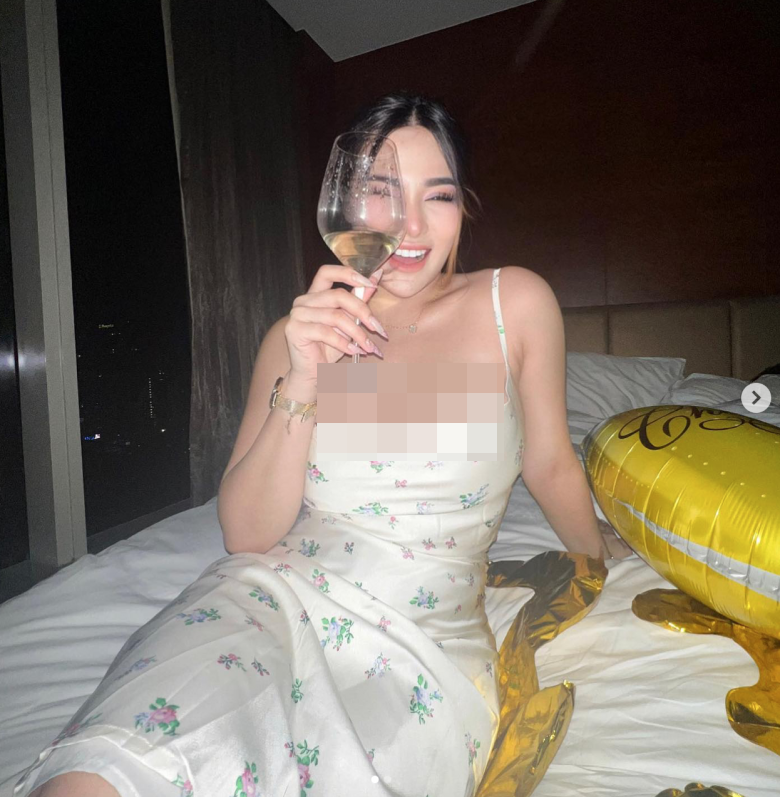 Ngoài ra Shaine Rizelle Macela còn kinh doanh thương hiệu áo tắm online.