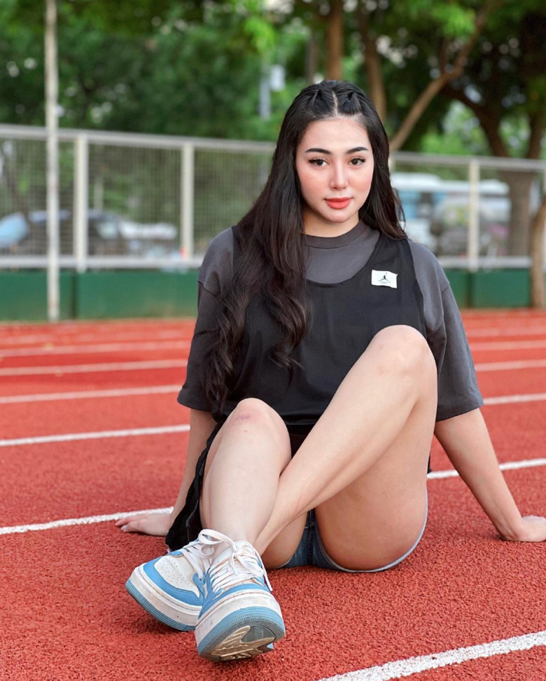 Người đẹp sinh năm 1995 nổi bật với gương mặt xinh đẹp đặc biệt là vóc dáng đầy đặn rất riêng.