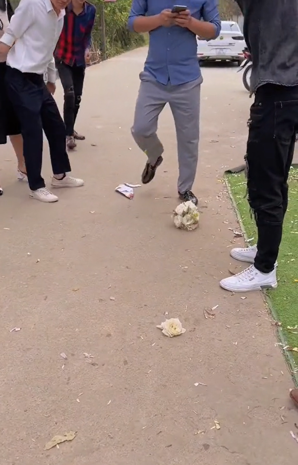 Hình ảnh bó hoa cưới bị hội bạn cố tình để rơi xuống đất đã khiến người xem "nhức mắt", thậm chí khó hiểu từ hành động này.