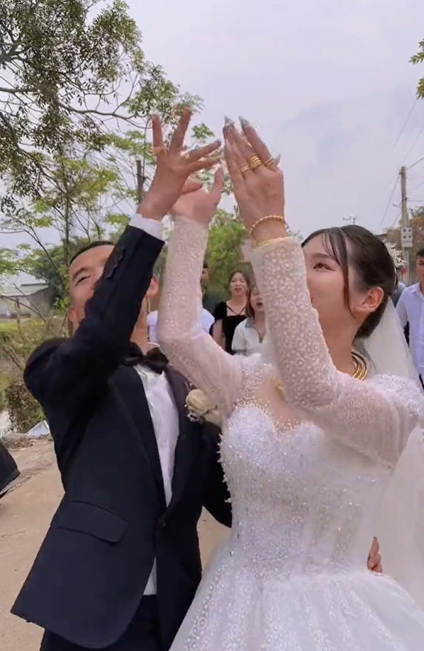Theo lời chia sẻ của chủ nhân clip, hội bạn thân này đã "troll" cô dâu ngay trong màn bắt hoa cưới. Đính kèm còn có dòng trạng thái: "Mọi người hiểu lý do vì sao họ không bắt hoa cưới không?"