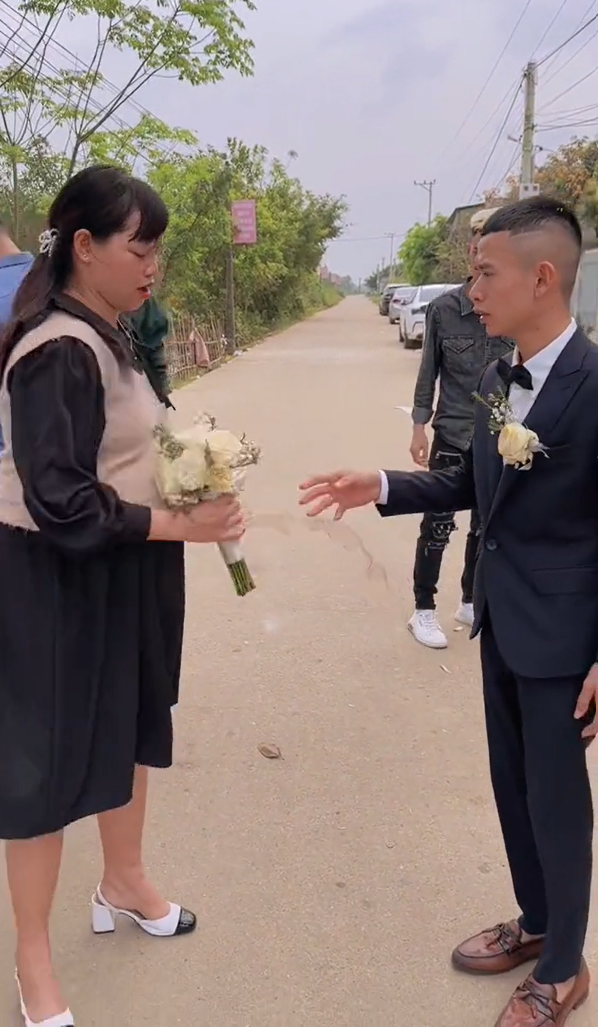 Phía dưới clip netizen để lại bình luận chỉ trích hành động của nhóm bạn thân: Mình thấy kiểu không tôn trọng hoa cưới lắm", "Không muốn bắt hoa thì đừng tham gia vào, sao lại để nó rơi xuống đất như vậy",...