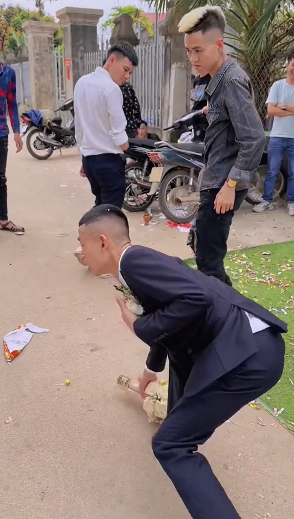 Sau đó có một người phụ nữ mang thai còn cầm bó hoa lên và vứt đi càng khiến nhiều người bày tỏ sự bức xúc vì trò đùa này.