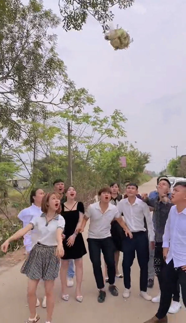 Sau khi đếm từ 1 đến 3, cô dâu tung hoa cưới về sau nhưng hội bạn đã né sang một bên nên bó hoa rơi xuống đất.