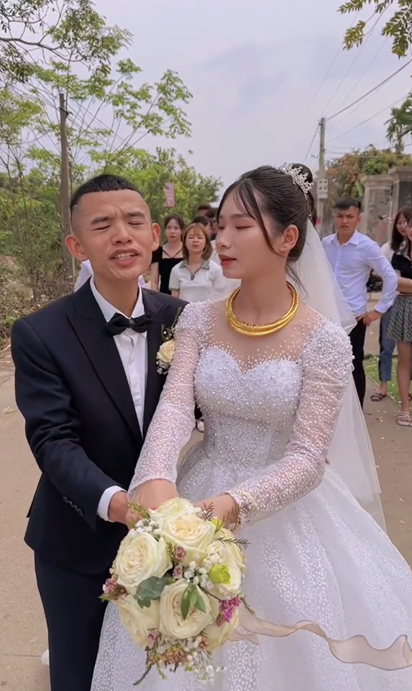 Trên MXH chia sẻ nhiều đoạn clip một nhóm bạn thân chơi trò né hoa cưới, khiến bó hoa rơi xuống đất làm cư dân mạng không khỏi ngán ngẩm.