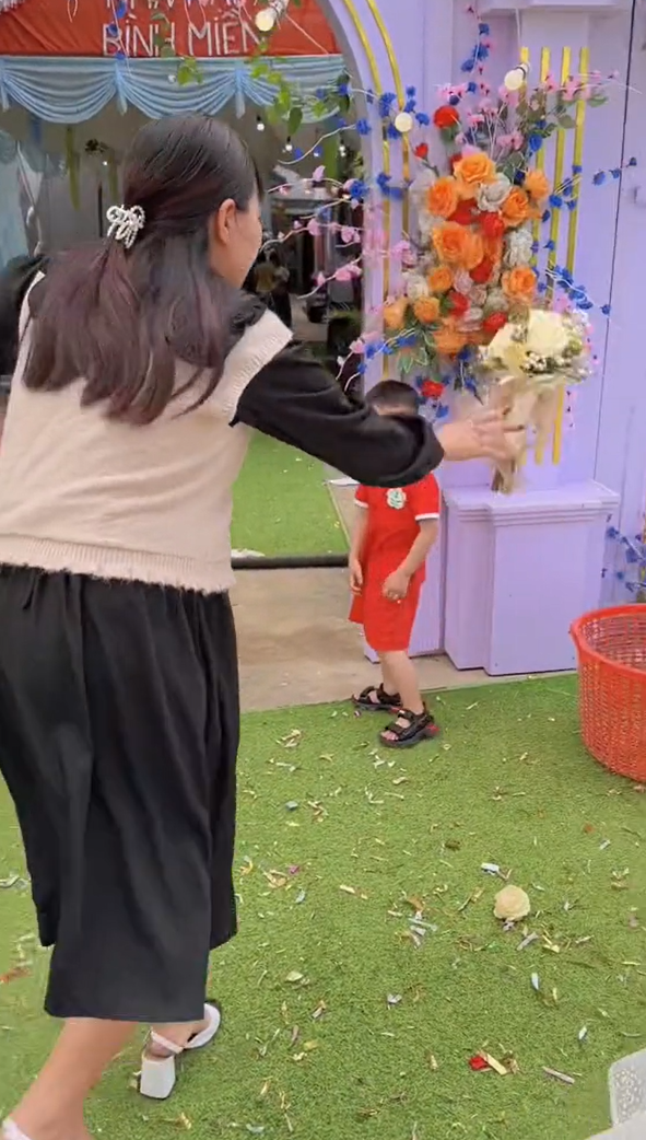 Bên cạnh chỉ trích, một bộ phận netizen tinh ý nhận ra "chủ thớt" úp mở chuyện hội bạn đã lập gia đình hết. Bên cạnh đó, người cầm bó hoa đem đi vứt còn đang mang thai, chứng tỏ đã lập gia đình.