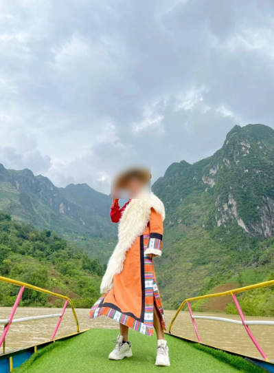 Hình ảnh các bạn trẻ mặc trang phục Mông Cổ xuất hiện khá nhiều trên sông Nho Quế đang gây tranh cãi trên MXH.