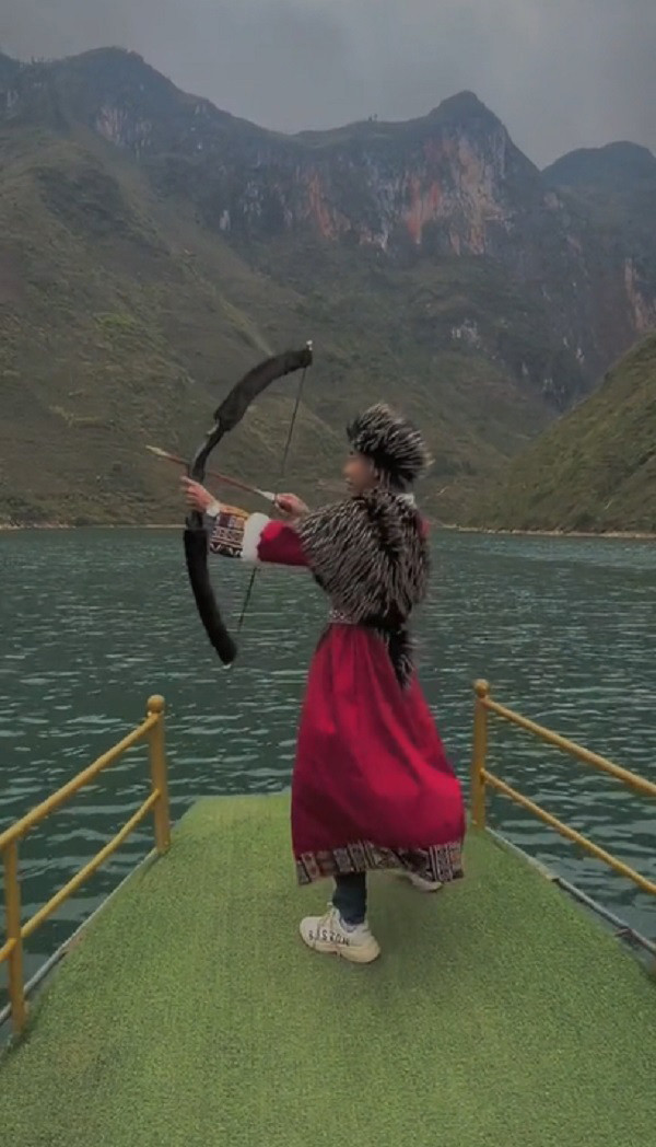 “Bà con cô bác mình ơi! Nếu mình có đi du lịch sông Nho Quế, Hà Giang hay bất cứ cảnh đẹp tự nhiên nào của Việt Nam mình. Mình hạn chế mặc đồ của những nước khác nha. Gần đây Khoai thấy nhiều bạn mặc đồ Tây Tạng, Mông Cổ khi chụp với sông Nho Quế. Bạn Khoai người nước ngoài hỏi Khoai là: Nho Quế có phải của Việt Nam không?. Thật lòng nghe câu đó cùng mấy tấm hình bạn ấy đưa thì mình cũng có chút buồn thật!”, Khoang Lang Thang chia sẻ trên trang cá nhân.