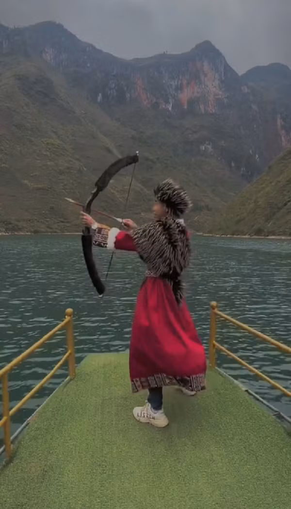 “Bà con cô bác mình ơi! Nếu mình có đi du lịch sông Nho Quế, Hà Giang hay bất cứ cảnh đẹp tự nhiên nào của Việt Nam mình. Mình hạn chế mặc đồ của những nước khác nha. Gần đây Khoai thấy nhiều bạn mặc đồ Tây Tạng, Mông Cổ khi chụp với sông Nho Quế. Bạn Khoai người nước ngoài hỏi Khoai là: Nho Quế có phải của Việt Nam không?. Thật lòng nghe câu đó cùng mấy tấm hình bạn ấy đưa thì mình cũng có chút buồn thật!”, Khoang Lang Thang chia sẻ trên trang cá nhân.