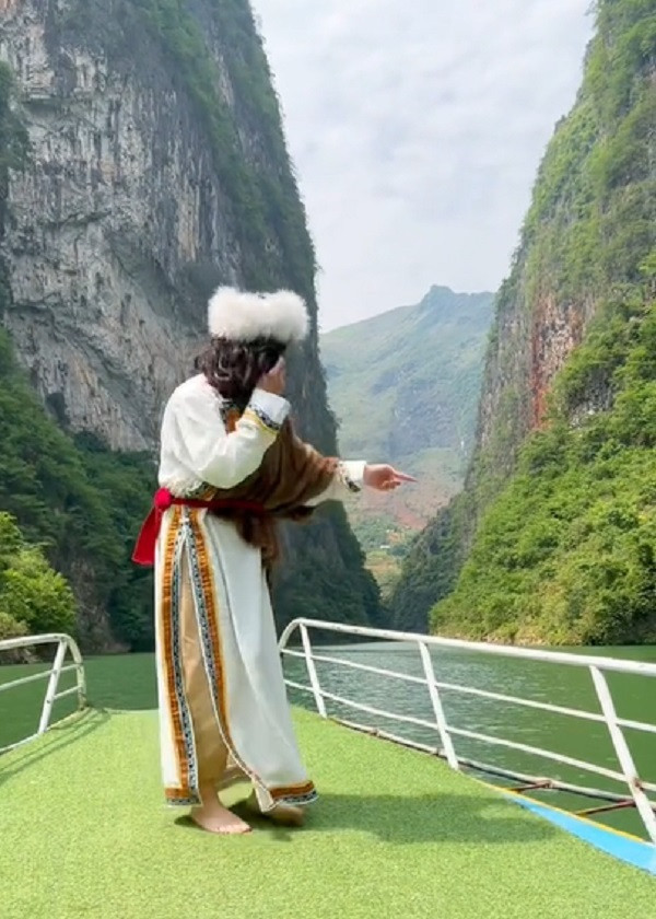 Bên cạnh những hình ảnh check-in sông Nho Quế tuyệt đẹp, có nhiều bức ảnh lại gây tranh cãi bởi việc lựa chọn trang phục từ du khách. Vấn đề này được chàng travel blogger nổi tiếng Khoai Lang Thang đề cập đến trên trang cá nhân mới đây.