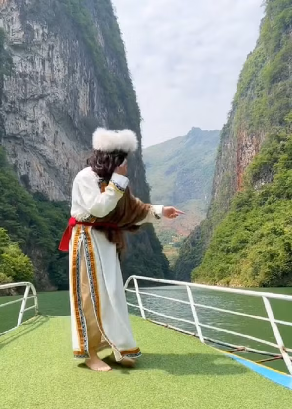 Bên cạnh những hình ảnh check-in sông Nho Quế tuyệt đẹp, có nhiều bức ảnh lại gây tranh cãi bởi việc lựa chọn trang phục từ du khách. Vấn đề này được chàng travel blogger nổi tiếng Khoai Lang Thang đề cập đến trên trang cá nhân mới đây.