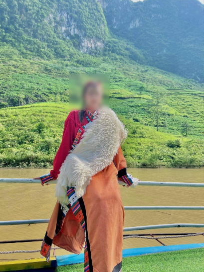 Điều bất ngờ hơn nữa là một số hoa hậu, diễn viên nổi tiếng cũng mặc những bộ trang phục này khi du lịch tại Hà Giang.