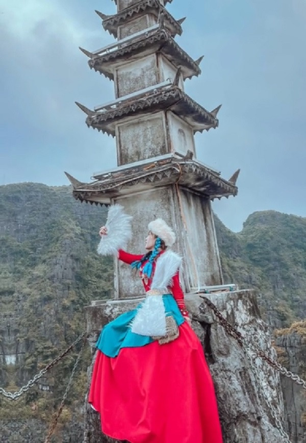 Không thể phủ nhận những bộ trang phục này có màu sắc sặc sỡ, bắt mắt nên được rất nhiều bạn trẻ yêu thích.