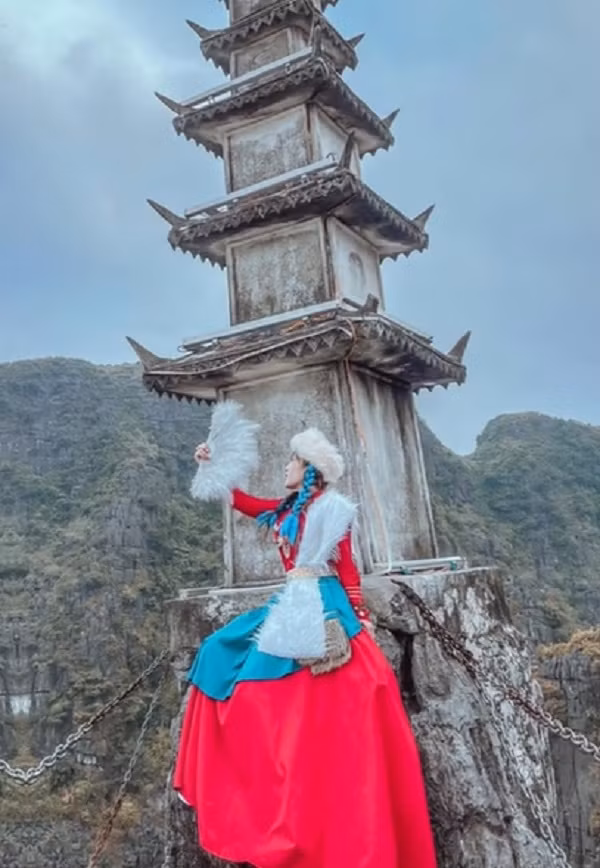 Không thể phủ nhận những bộ trang phục này có màu sắc sặc sỡ, bắt mắt nên được rất nhiều bạn trẻ yêu thích.