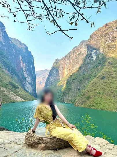 Một số hình ảnh của du khách vô tư mặc trang phục truyền thống của nước khác trên dòng sông Nho Quế.