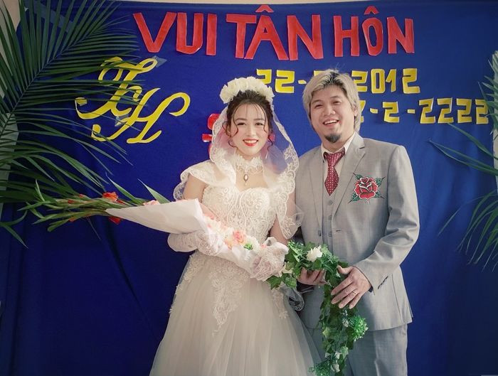 Chị thường ngắm những bức ảnh cưới ngày xưa của bố mẹ, chị thấy hay hay thể là trình bày ý tưởng đến với mọi người. Và may mắn chị được chồng và các con hết sức ủng hộ.